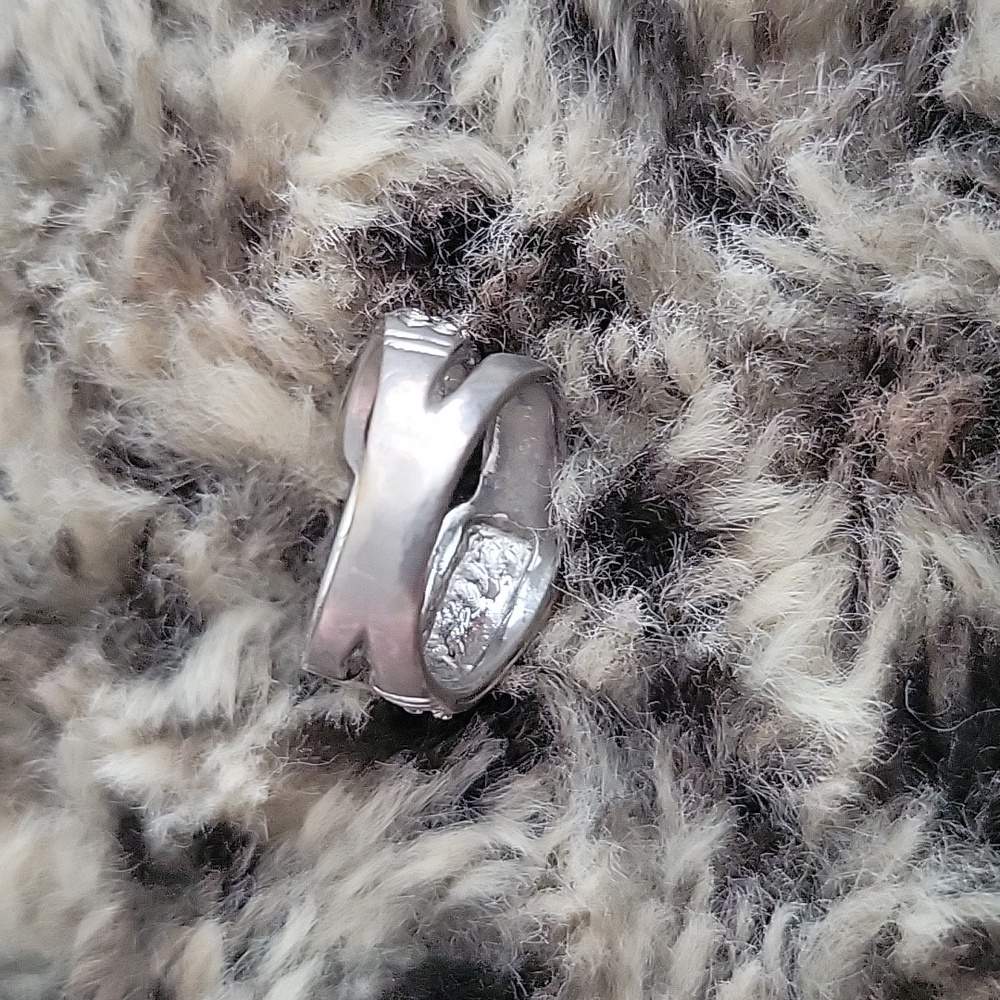 Black silver ring with gem detailing (size 5.5) - Picture 5 of 6